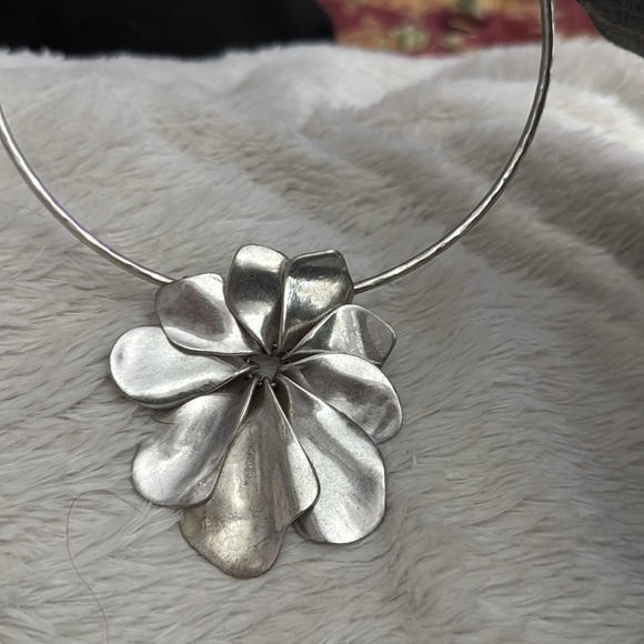 Silver tone Robert Lee Morris SOHO Large Flower Floral Choker Necklace - Picture 2 of 5